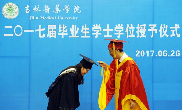 蔡建辉校长为毕业生拨流苏___.jpg