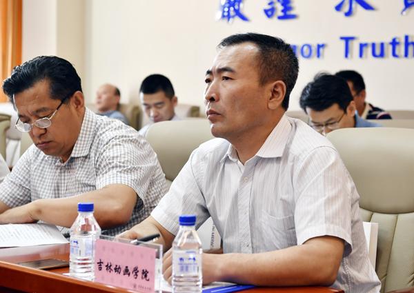 参会人员认真聆听我校师生讲述切身体会___.jpg