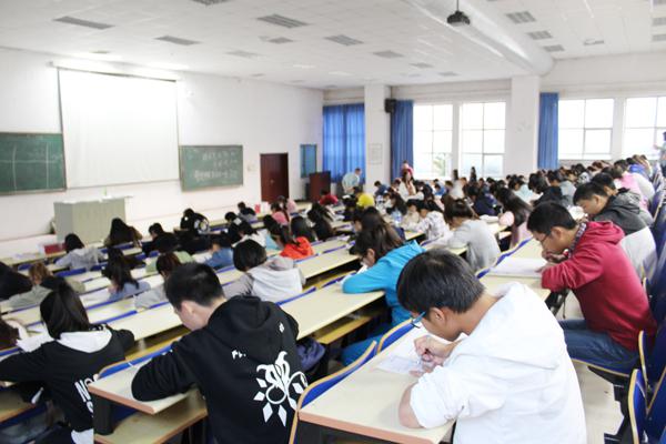 学生认真作答__.jpg