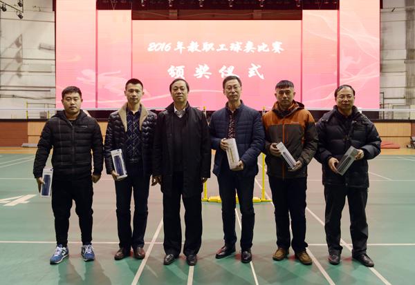 蔡建辉校长为获奖者颁奖__.jpg