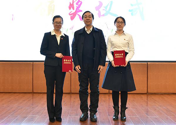 1蔡建辉校长为一等奖获得者颁奖__.jpg