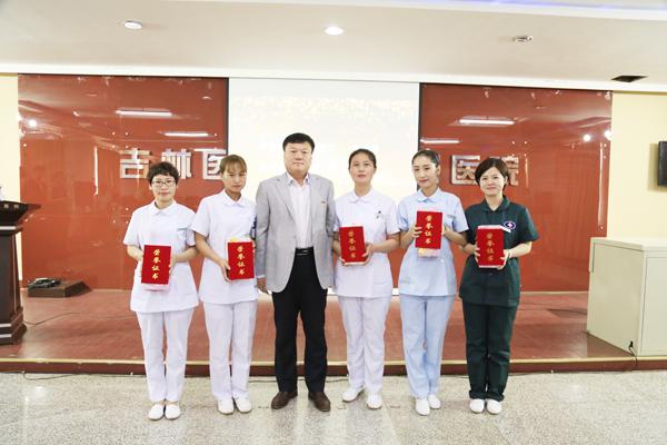 王耀东书记为获奖个人颁奖__.jpg