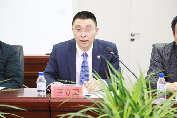 王立国副院长宣读文件__.jpg