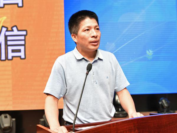 徐卫东部长主持报告会__.jpg