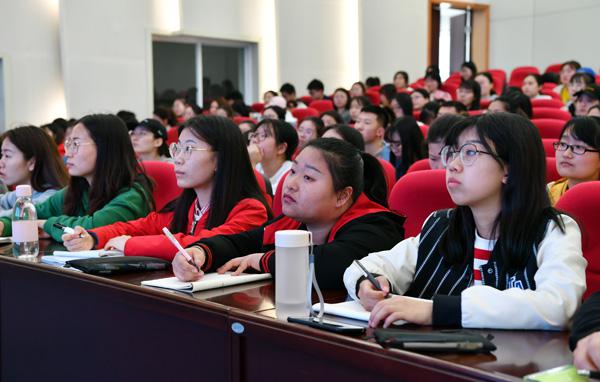 学生们认真听记__.jpg
