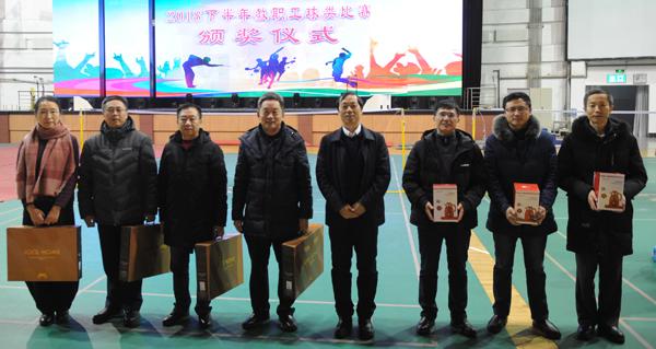1蔡建辉校长（右四）为获奖者颁奖__.jpg