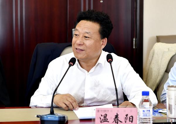 我校副校长温春阳汇报工作___.jpg