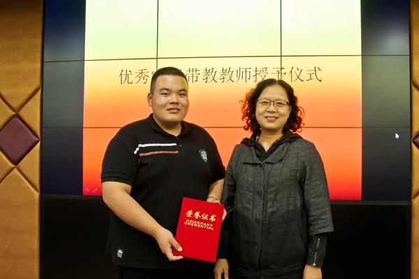 李英副院长为崔恒颁发荣誉证书__.jpg