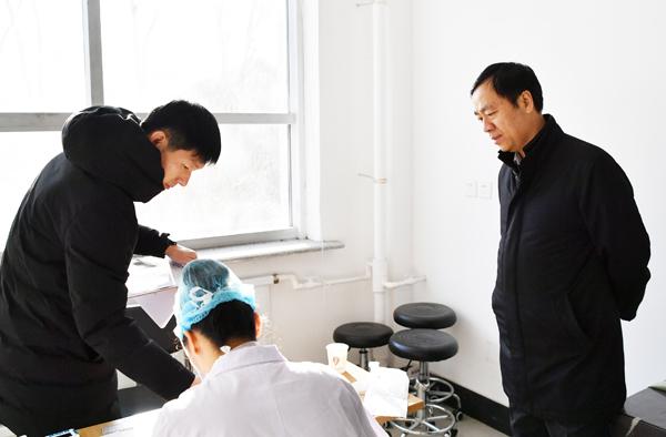 3蔡建辉校长观看学生操作___.jpg