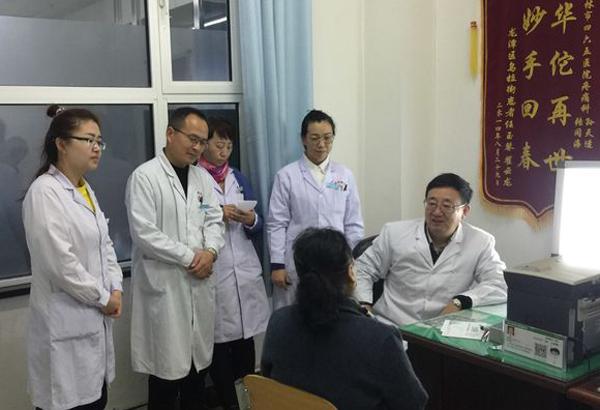 李义凯教授在四六五医院接诊__.jpg