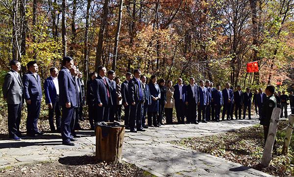 大家在饮马池前听取杨靖宇将军战斗的感人故事___.jpg