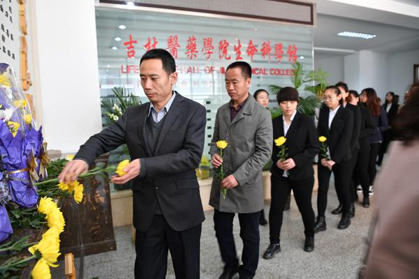 参会人员向遗体捐献者鲜花__.jpg