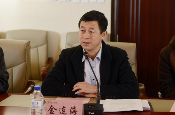我校教务处处长金连海主持会议___.jpg