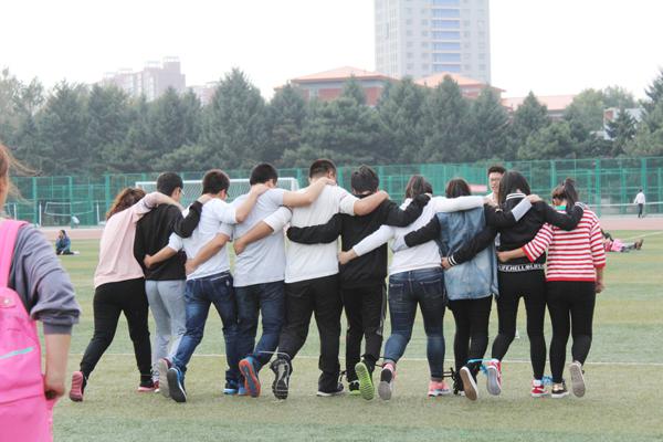 同学们进行绑腿跑比赛__.jpg