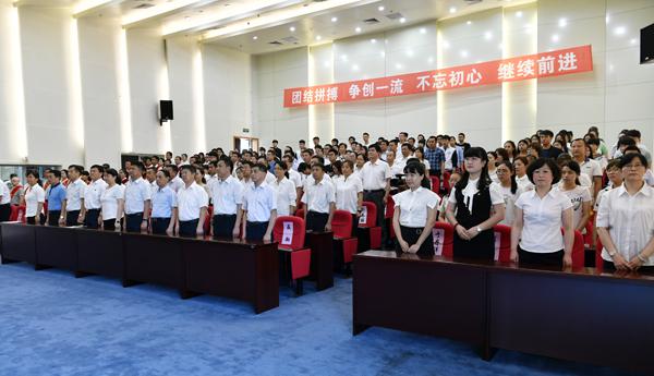 全体起立奏《国歌》___.jpg