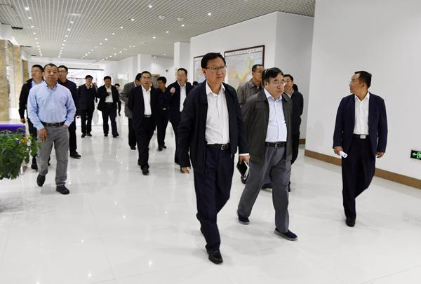 调研组一行参观图书馆___.jpg