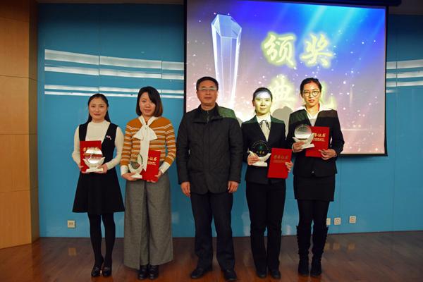 张印副书记为二等奖获得者颁奖__.jpg