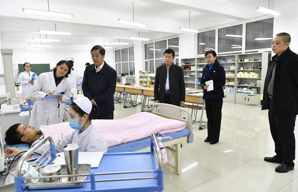 蔡建辉校长观看学生操作__.jpg