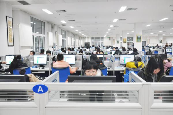 学生在认真作答__.jpg