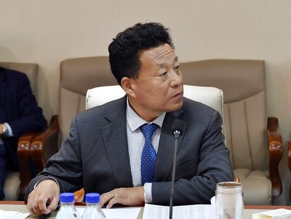 温春阳副校长主持评审会___.jpg