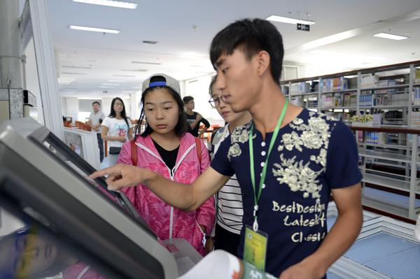 参观图书馆___.jpg