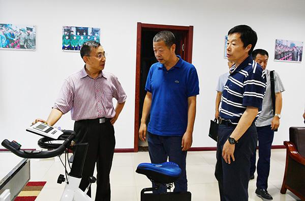 肖华军（左）参观学校低压低氧与健康研究中心___.jpg