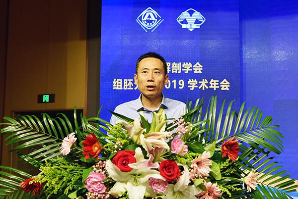 徐冶院长主持会议.JPG