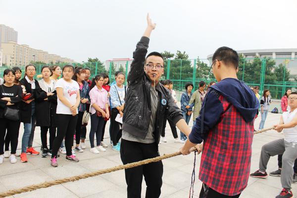 主席为拔河比赛做裁判__.jpg