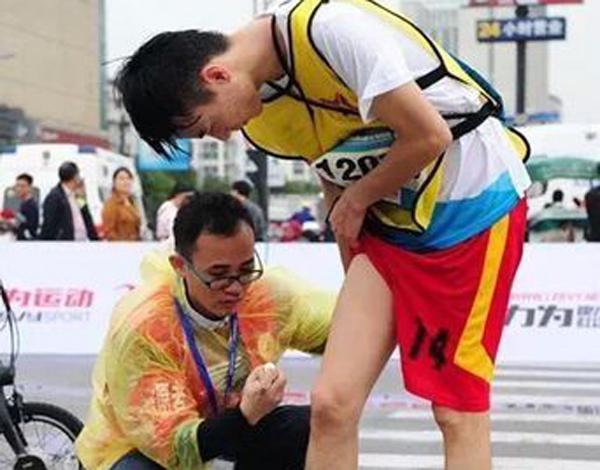 志愿者在比赛现场周到服务___.jpg