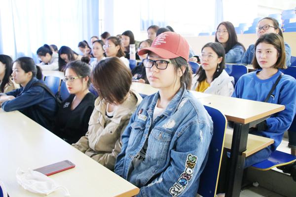 同学认真听讲__.jpg