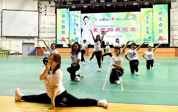 女教工表演健美操为活动助兴___.jpg