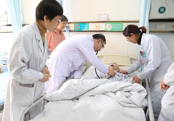 刘冬杰教授带领查房__.jpg