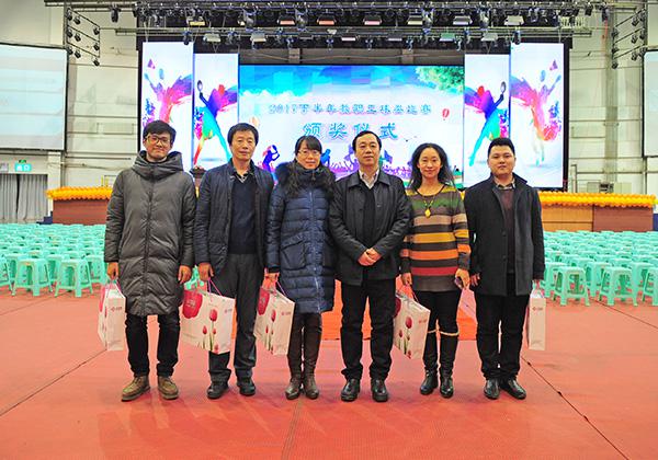 2蔡建辉校长（右三）为获奖者颁奖__.jpg