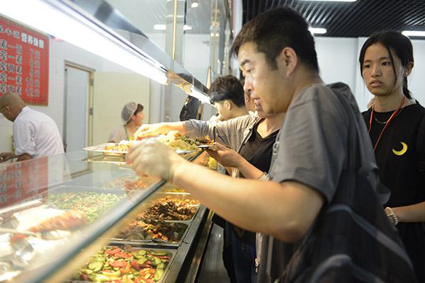 家长们走进学生餐厅品尝饭餐___.jpg