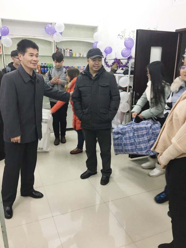 樊老师与同学们热情接待__.jpg