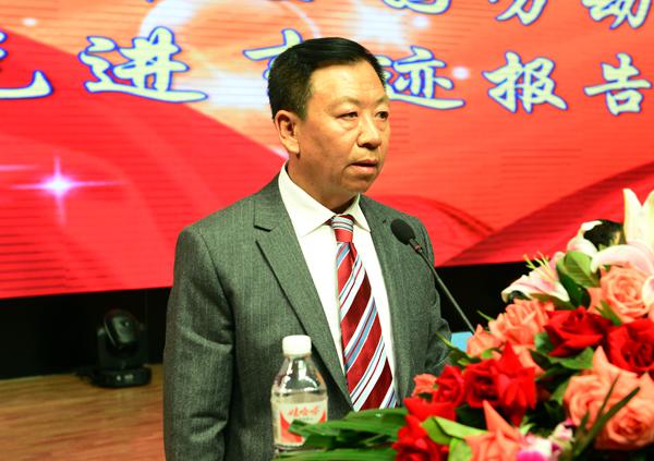 何加军主席主持报告会___.jpg