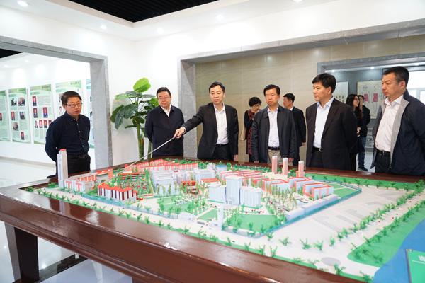 参观校史馆__.jpg