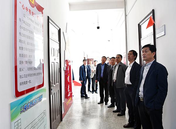 校领导集体参观文化长廊现场___.jpg