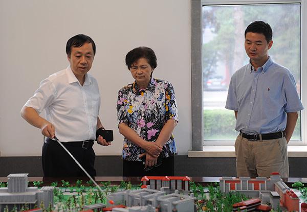 参观校史馆__.jpg