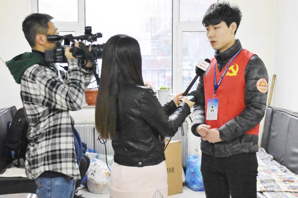 志愿者接受采访__.jpg