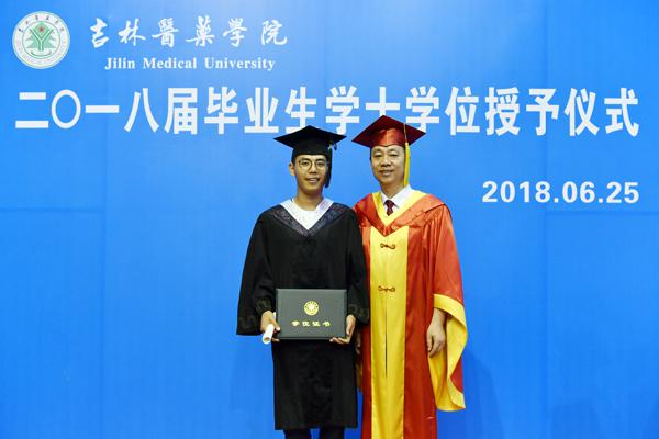 蔡建辉校长与毕业生合影留念___.jpg