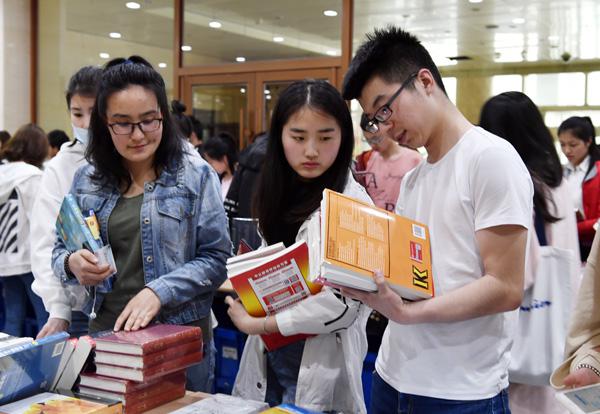 学生们开心“淘宝”___.jpg