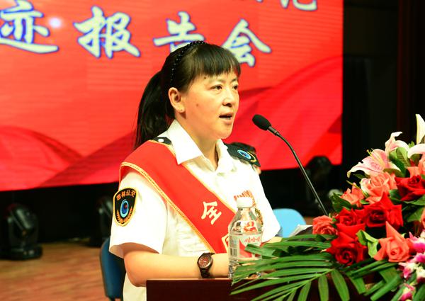 劳模刘丽岩作报告___.jpg