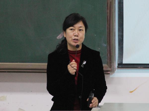 李春卉院长主持大会__.jpg