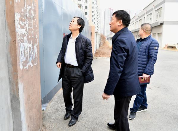 蔡建辉校长（左一）、林长英副校长（左二）认真排查校园安全隐患___.jpg
