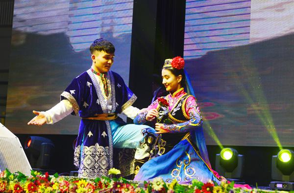 少数民族舞蹈表演___.jpg