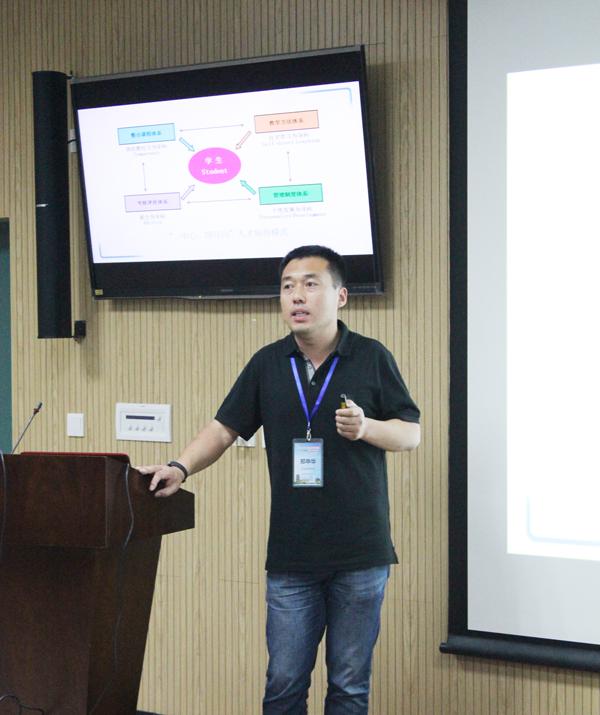 郑老师作报告__.jpg