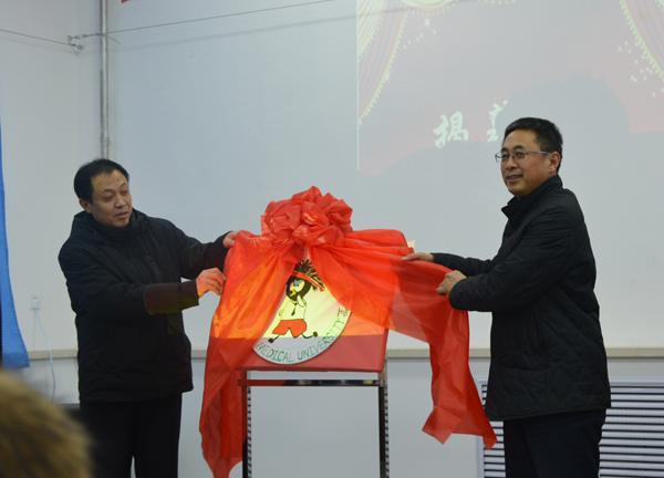 张印副书记和陈国辉处长为“菜鸟帮——职业拼学堂”启动仪式揭牌__.jpg