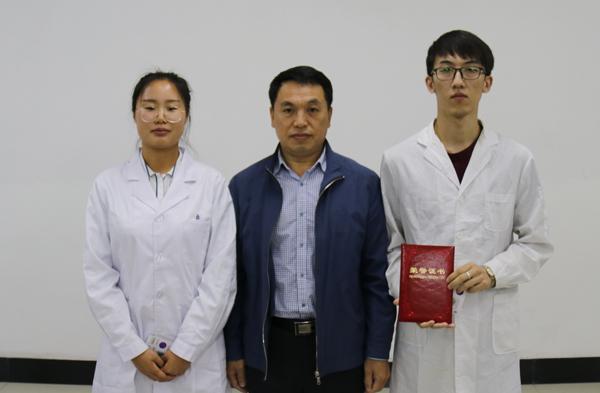 郭景森书记为一等奖获得者颁奖__.jpg