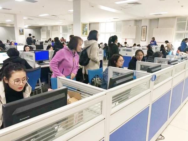 心理中心冯桂梅老师指导学生登陆系统__.jpg